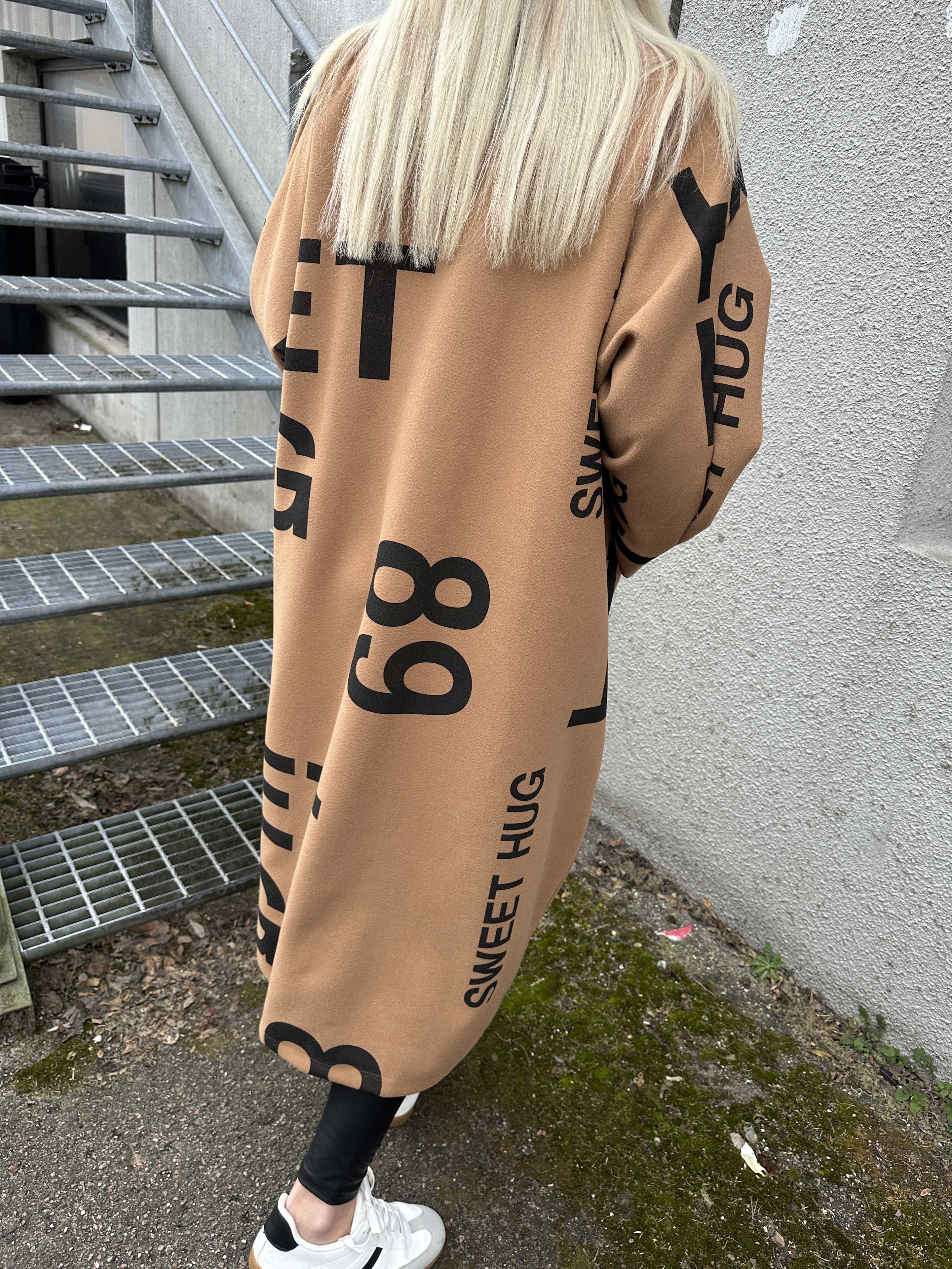 Annah Graphic - Oversized frakke med tydelige syninger og tekst